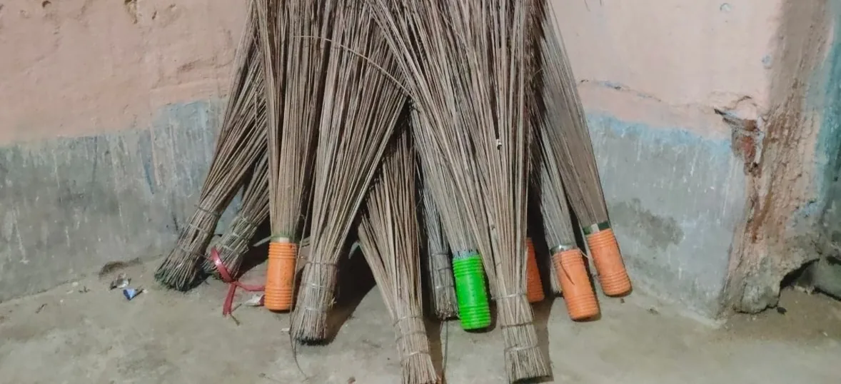 धनतेरस पर क्यों खरीदते हैं 2 झाड़ू? मां लक्ष्मी से जुड़ी है मान्यता, मंदिर में दान करने की भी है परंपरा धनतेरस पर क्यों खरीदते हैं 2 झाड़ू? मां लक्ष्मी से जुड़ी है मान्यता, मंदिर में दान करने की भी है परंपरा