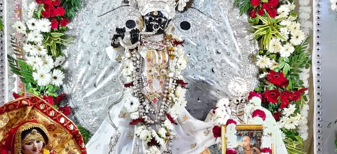 Kota News: साल में सिर्फ एक दिन बंशी धारण करते हैं बिहारी जी, 3.5 किलो चांदी के आभूषणों से हुआ श्रृंगार Kota News: साल में सिर्फ एक दिन बंशी धारण करते हैं बिहारी जी, 3.5 किलो चांदी के आभूषणों से हुआ श्रृंगार